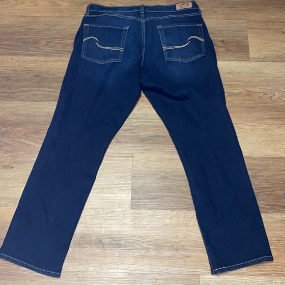Signature Levi’s Curvy Straight Jeans - Picture 2 of 3